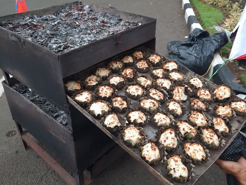 Berkas:Proses masak bika bakar.jpg